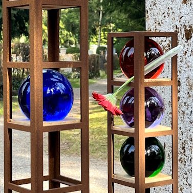 Stele Namenskugel Farbige Skizze einer Stele mit bunten Namenskugeln